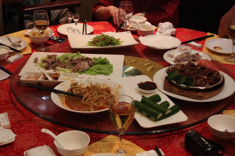 Sehr lecker war das original chinesische Abendessen, das wir mit Junhao, seiner Frau, seiner Tochter und den Eltern seiner Frau genossen haben.